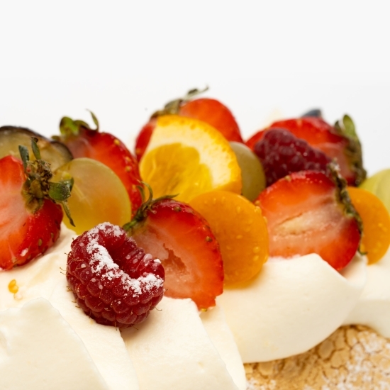 Ruladă de bezea cu cremă de vanilie, căpșuni și zmeură 250g