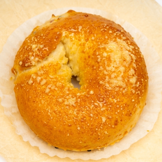 Bagel cu bacon, brânză și măsline 120g
