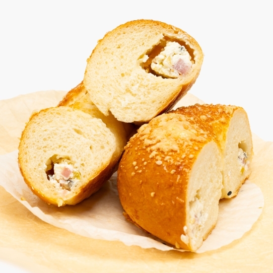 Bagel cu bacon, brânză și măsline 120g