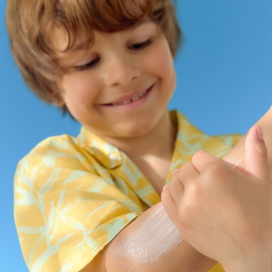 Spray colorat de protecție solară pentru copii Kids Protect & Care, SPF 50, 270ml