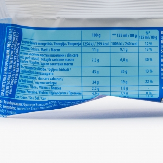 Biscuiți sandwich cu aromă de ciocolată, umpluți cu înghețată cu aromă de vanilie 135ml