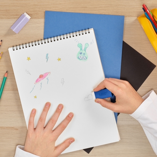 Radieră triunghiulară cu manșon din plastic, diverse culori