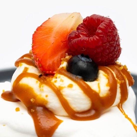 Prăjitură cu blat de bezea, cremă mascarpone și caramel 120g