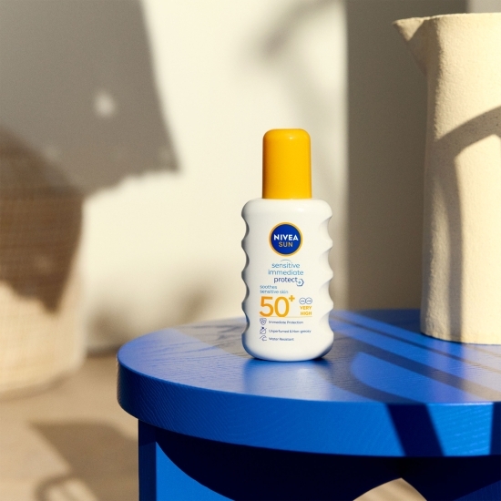 Spray de protecție solară cu acțiune rapidă SPF50+ Sensitive 200ml