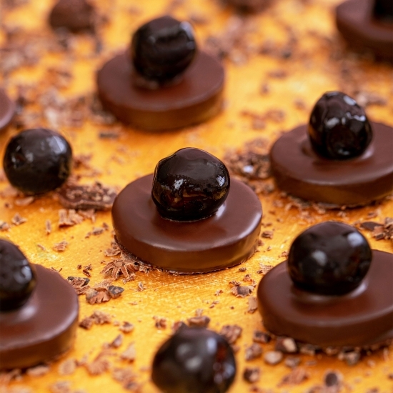 Praline din ciocolată amăruie cu cireșe negre 142g