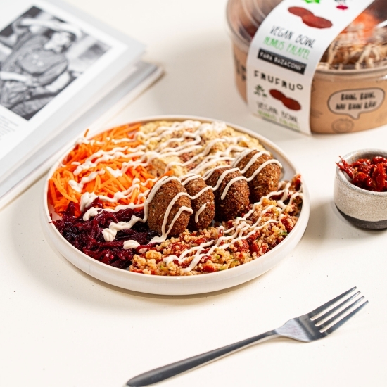 Salată vegană cu humus, falafel și sfeclă roșie, 440g