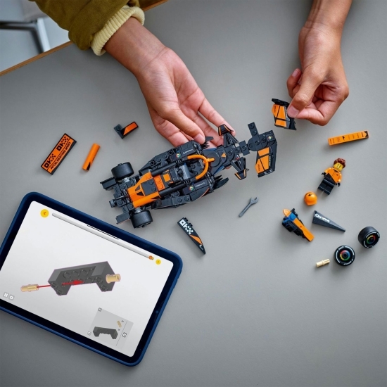 Mașină de curse McLaren F1® Team MCL38, 77251 Speed Champions, 269 piese, +10 ani