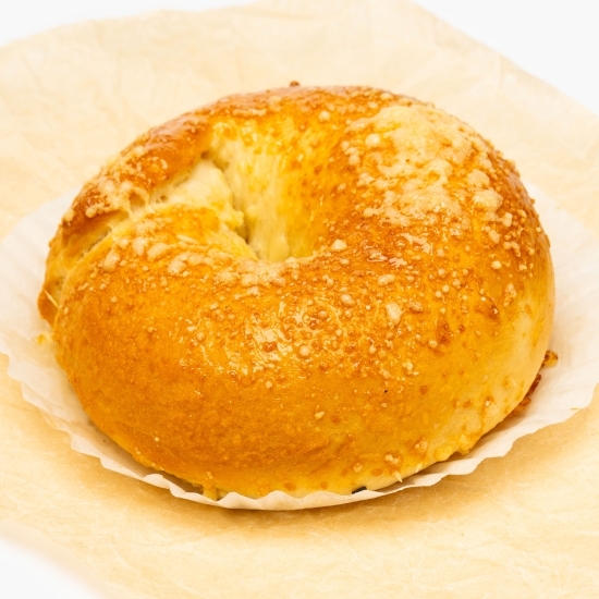 Bagel cu bacon, brânză și măsline 120g