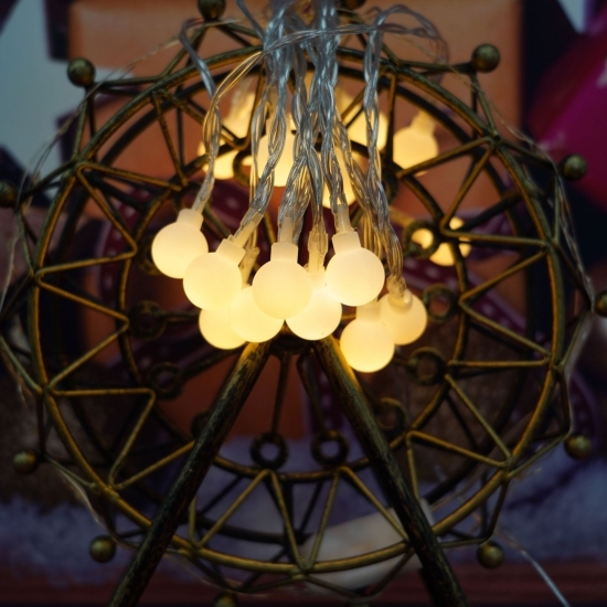 Instalație Crăciun, 2.5m, 20 de LED-uri, model cu biluțe, liniară, cu baterie