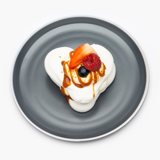 Prăjitură cu blat de bezea, cremă mascarpone și caramel 120g