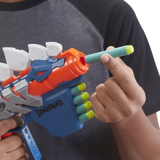 Blaster Dinosquad Stegosmash, 8+ ani