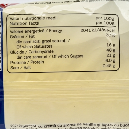Croissant cu cremă cu aromă de vanilie și lapte, cu bucăți de biscuiți cu cacao 80g