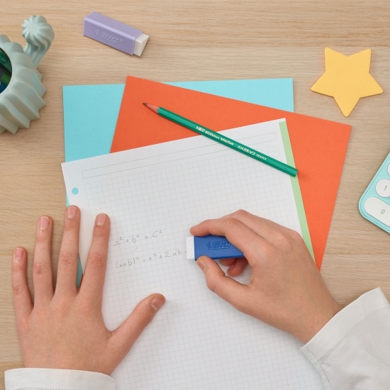 Radieră triunghiulară cu manșon din plastic, diverse culori