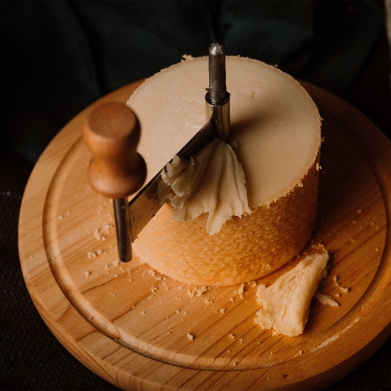 Brânză maturată Aysa 800g + feliator inclus
