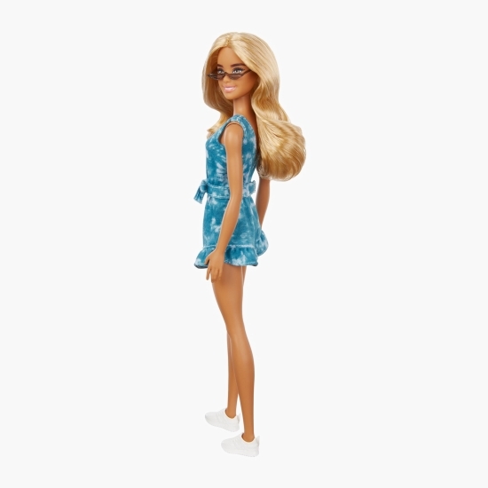 Păpușă Fashionista blondă cu ținută casual albastră și ochelari de soare