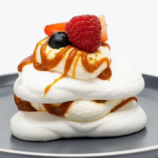 Prăjitură cu blat de bezea, cremă mascarpone și caramel 120g