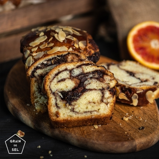 Cozonac cu caramel sărat, nucă coaptă și ciocolată 360g