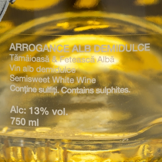 Vin alb demidulce Arogance Tămâioasă Românească & Fetească Albă, 13%, 0.75l