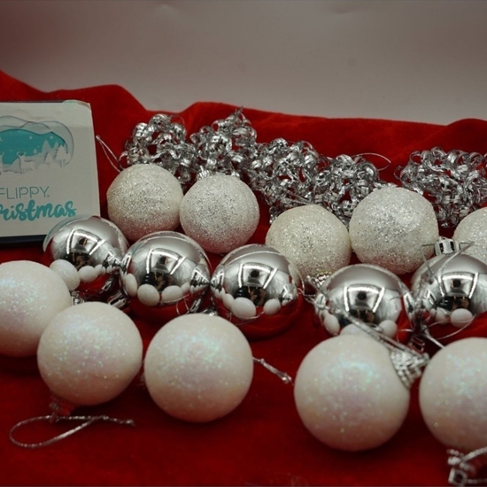 Set 20 ornamente de brad Glob: alb/argintiu, cutie 4cm x 20cm x 16cm