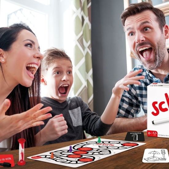 Joc de societate Schițe - Distracție în familie, 8+ ani